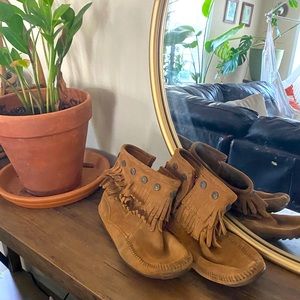 Minnetonka moccasin boots size 8